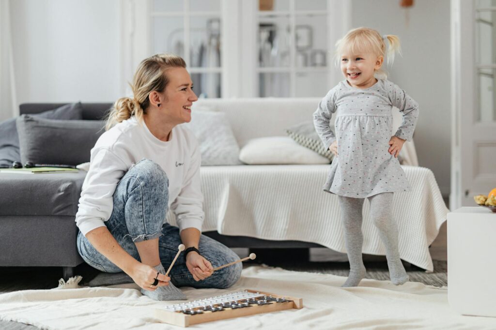 Babá profissional brincando com criança pequena em ambiente doméstico