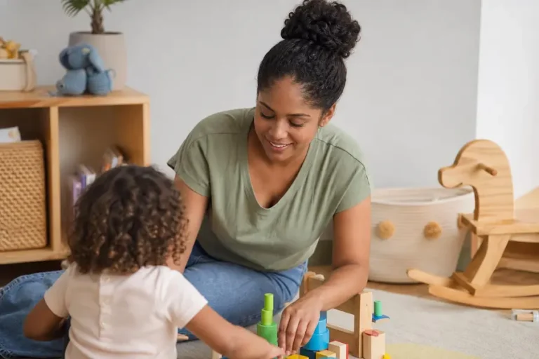Babá sorrindo enquanto cuida de uma criança pequena em um quarto infantil organizado
